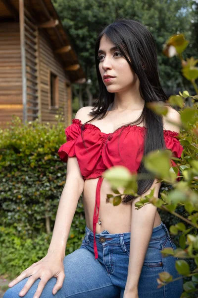 Красивое Лицо Молодой Латинской Женщины Прямыми Черными Волосами Саду Окружении — стоковое фото