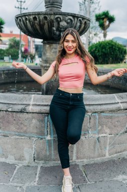Uzun sarı saçlarıyla gülümseyen çekici Latin kadın, kırmızı dudaklı ve gölgeli makyaj yapıyor, moda ve güzellik.
