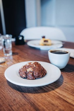 Bir fincan kahve ve lezzetli çikolatalı kek ile servis edilen masa, ev yapımı içecek ve yemek, tatlı ile yaşam tarzı, lezzetli geleneksel pastalar, doku detayı