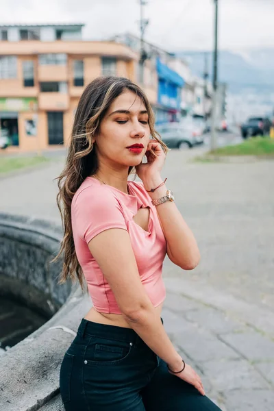 Attraktiv Ung Latinamerikansk Kvinna Sitter Njuter Dagen Bära Makeup Med — Stockfoto