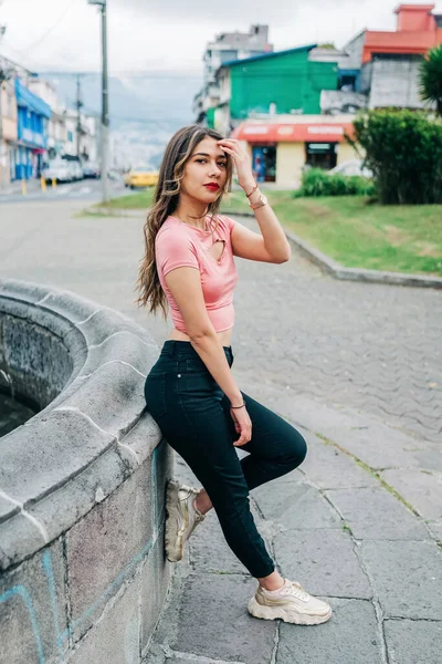 Corpo Cheio Atraente Jovem Mulher Latina Encostada Parede Pedra Vestindo — Fotografia de Stock