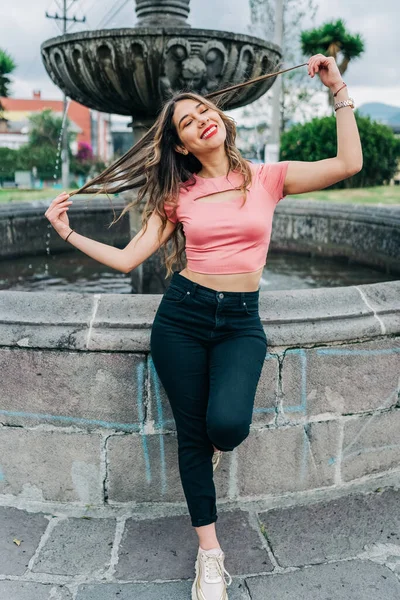 Frente Uma Piscina Atraente Jovem Latina Brincando Com Seu Longo — Fotografia de Stock