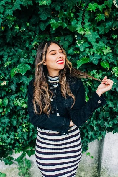 Jouer Avec Des Cheveux Blonds Longs Ondulés Une Jeune Femme — Photo