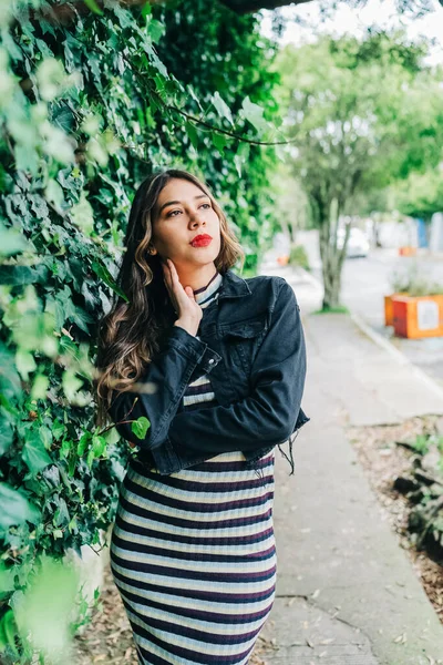 Estilo Vida Jovem Mulher Latina Com Cabelo Loiro Longo Usar — Fotografia de Stock