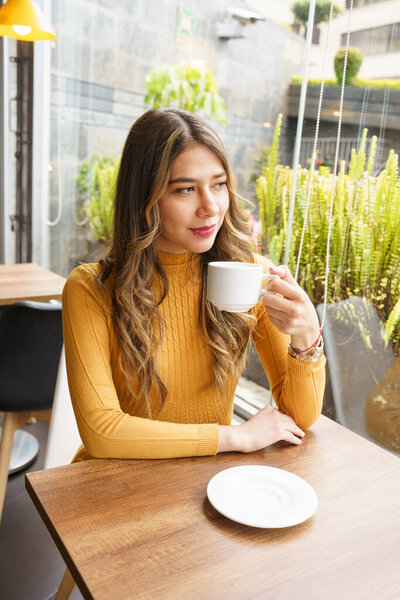 кофе-брейк, красивая, молодая, латинская женщина с длинными светлыми волосами и макияжем, пить утром для хорошей энергии, красоты и образа жизни в городе