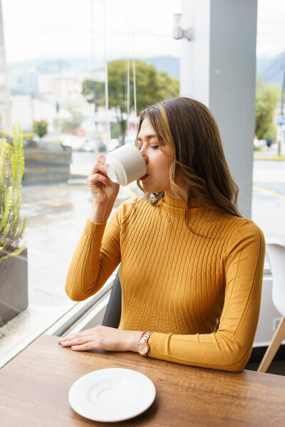 наслаждаясь чашкой кофе по утрам, красивая женщина, латынь, молодая с волнистыми светлыми волосами, горячие напитки, красота и образ жизни в городе, отдых