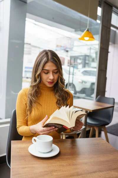 Bir Fincan Sıcak Kahvenin Tadını Çıkarıyor Kitap Okuyor Uzun Sarı — Stok fotoğraf