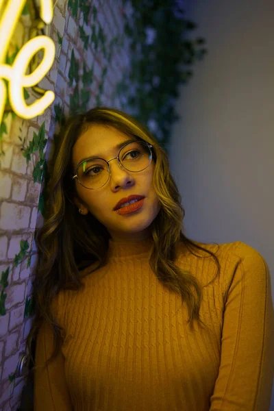 Modelo Femenina Latina Joven Con Pelo Largo Rubio Maquillaje Gafas — Foto de Stock