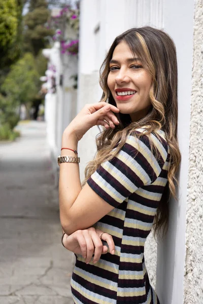 Bela Jovem Com Cabelo Loiro Longo Usar Vestido Casual Listrado — Fotografia de Stock