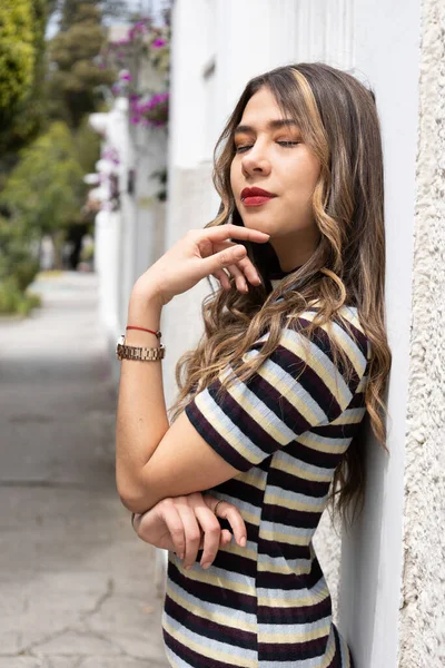 Modelo Feminino Com Lábios Vermelhos Maquiagem Encostada Parede Bela Jovem — Fotografia de Stock