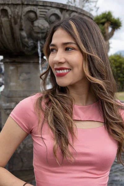 Detalhes Rosto Uma Bela Jovem Mulher Latina Com Longos Cabelos — Fotografia de Stock