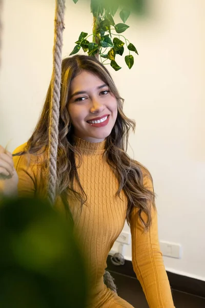 Sorrindo Olhando Para Câmera Uma Mulher Latina Com Cabelo Loiro — Fotografia de Stock