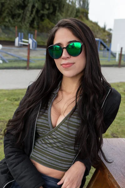 Sonnenbrille Als Sommerliches Accessoire Junge Lateinamerikanische Frau Mit Langen Schwarzen — Stockfoto