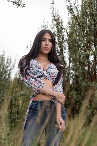 Tag Lächelnd Und Posierend Schöne Junge Lateinamerikanische Frau Mit Schwarzen — Stockfoto