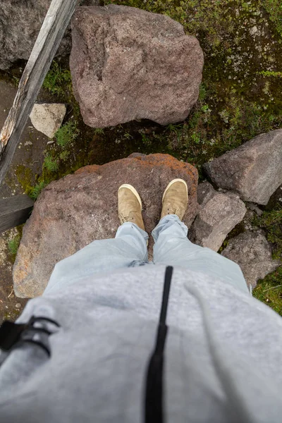 Person Standing Logs Wears Casual Shoes Jeans Top Perspective Traveler — Stock Photo, Image