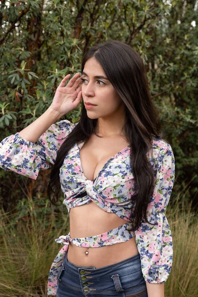 Jovem Mulher Latina Com Cabelo Preto Vestindo Top Colorido Cercado — Fotografia de Stock