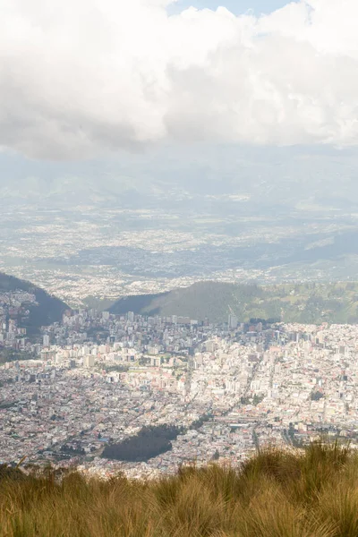 Güneşli bir günün görkemli manzarası, Latin Amerika 'da bir şehrin modern yapısı Quito-Ekvador, doğal çayırı ve mimarisi olan turistik bir yer.