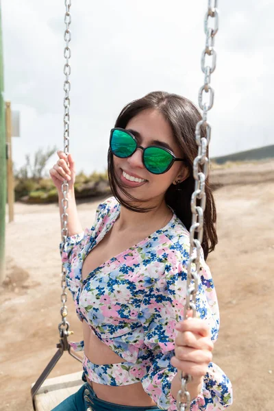 Veselý Mladý Latina Žena Houpačce Baví Parku Ona Nosí Sluneční — Stock fotografie