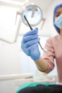 Eller cerrahi eldiven takıyor, diş hekimi aletleri tutuyor, ofis içi, modern nesne, sağlık ve tedavi