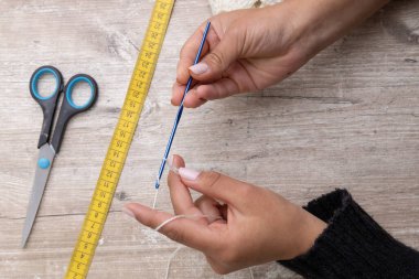 Stüdyoda el işi aletleri, yün ve örgü ören eller, sanat ve meşguliyet olan çalışma masası