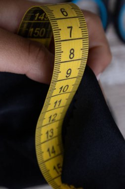 Dikiş, atölye tasarımı ve iş aletleri için kumaş ve malzemelerin yanında detay içeren bant ölçüsü makrosu