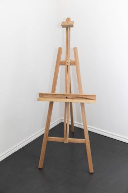 Boş ve ayakta duran ahşap sehpa, iç mekanı dekore eden sanatsal nesne, stüdyodaki nesne, resim yapma aracı, hobi