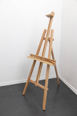 boş bir ahşap sehpa, alanı dekore eden sanatsal nesne, stüdyoda nesne, resim yapmak için araç