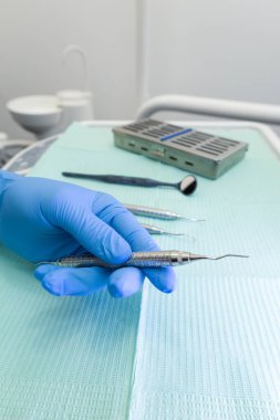 Tıbbi tedavi, diş muayenehanesi, duvar kâğıdı gibi tıbbi aletleri tutan eldivenli eldiven ayrıntıları