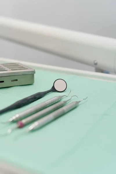 作業台の上に整然と並べられた各種歯科医療器具医療室の詳細物 — ストック写真