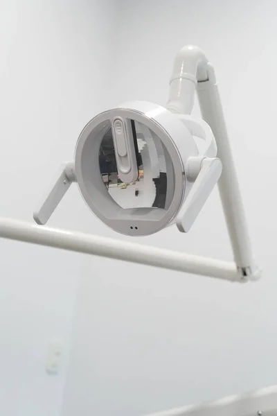 Zblízka Lékařské Kancelářské Lampy Nastavitelným Designem Osvětlením Zubním Nářadím Moderní — Stock fotografie