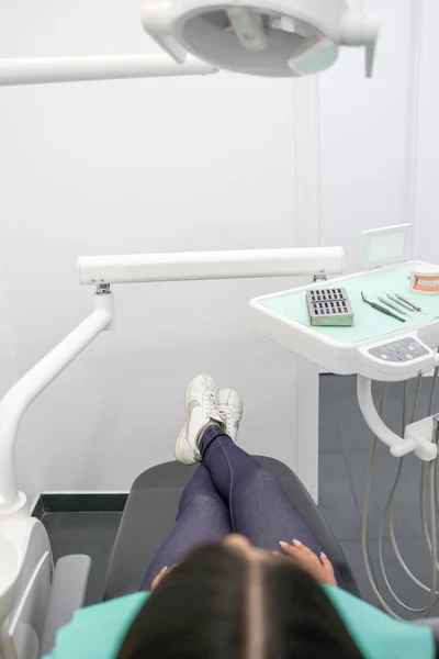 出席するのを待っている歯科事務所のリクライニングチェアに座って 医療機器 予防と健康 — ストック写真