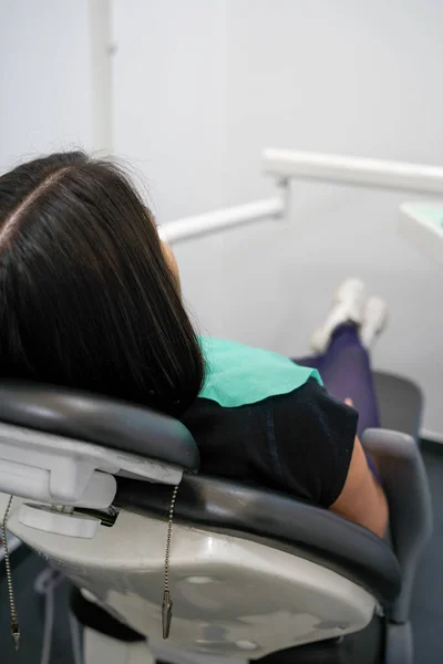 Persona Seduta Sulla Sedia Uno Studio Dentistico Attesa Essere Vista — Foto Stock