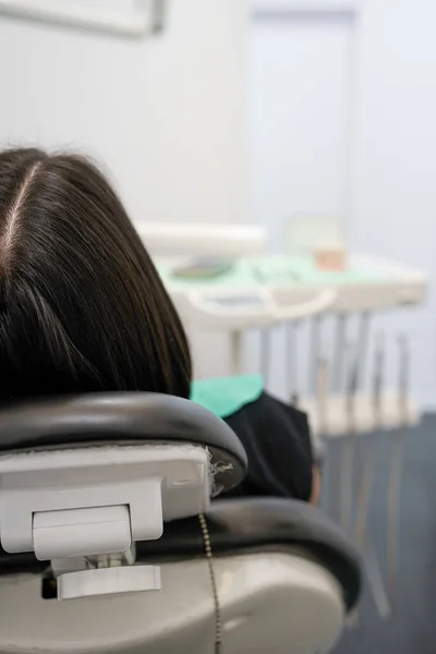 Paziente Seduto Sulla Poltrona Reclinabile Uno Studio Dentistico Attesa Essere — Foto Stock