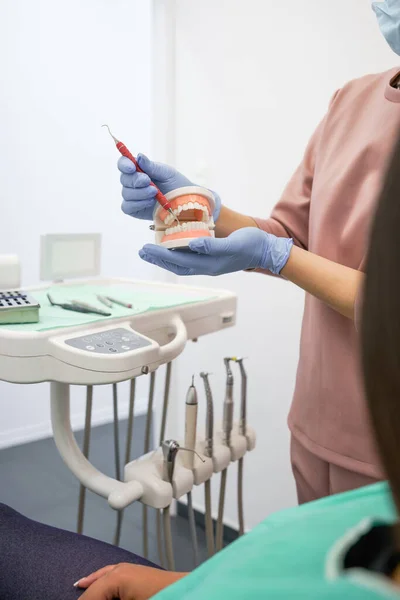 手術用手袋を手に歯列矯正 噛みつき 健康と健康を示す専門家と歯科事務所の内部を示し — ストック写真
