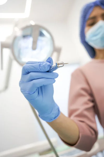 歯科室内 プロの楽器を保持する人 現代的なオブジェクト 健康と治療 外科用手袋で手 ウェルネス — ストック写真