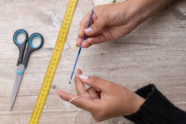 рабочий стол с инструментами для ремесел, ручное вязание шерстью и вязанием, искусство и занятие в студии