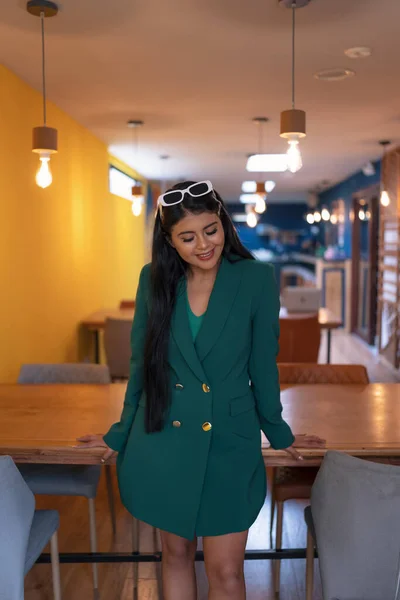 Interior Restaurante Com Bela Jovem Mulher Latina Com Cabelo Preto — Fotografia de Stock