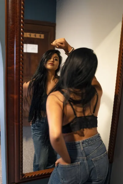 Beautiful Young Latin Woman Posing Front Mirror She Has Long — Stockfoto