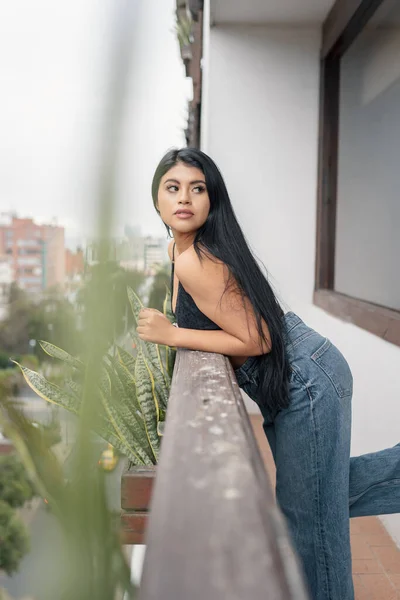 Leaning Balcony Building Young Latin Woman Long Hair Wears Casual — Stock fotografie