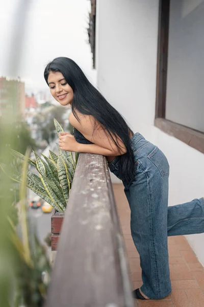 Balcony Building Young Latin Woman Long Hair Happy Enjoying Day — Stockfoto