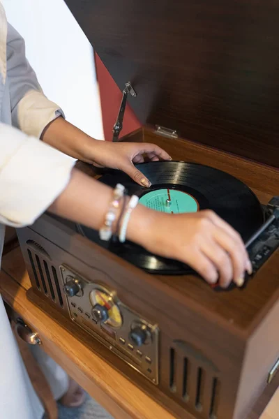 Müziği Vintage Ahşap Dizaynlı Bir Pikaba Yerleştirmek Asetat Diskli Oyuncu — Stok fotoğraf