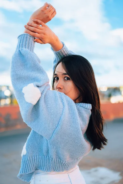 Levantando Mãos Jovem Mulher Latina Com Cabelos Pretos Lisos Olhos — Fotografia de Stock