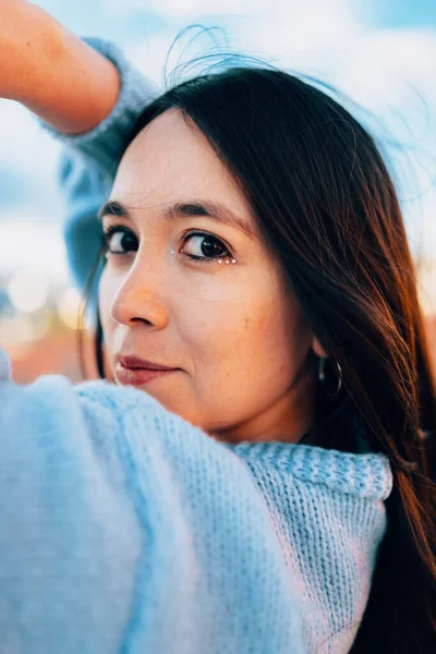 Looking Camera Young Latin Woman Straight Black Hair Brown Eyes — Fotografia de Stock