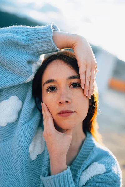 Posing Her Hands Her Face Young Latin Woman Black Hair — Fotografia de Stock