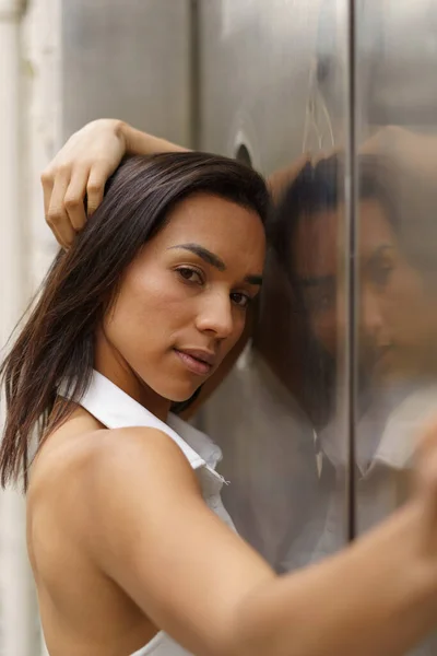 Young Woman Short Hair Leaning Metal Surface Her Face Reflected — Fotografia de Stock