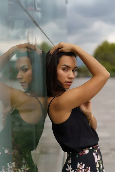 Brunette Female Model Short Black Hair Leaning Glass Building Posing — Stockfoto