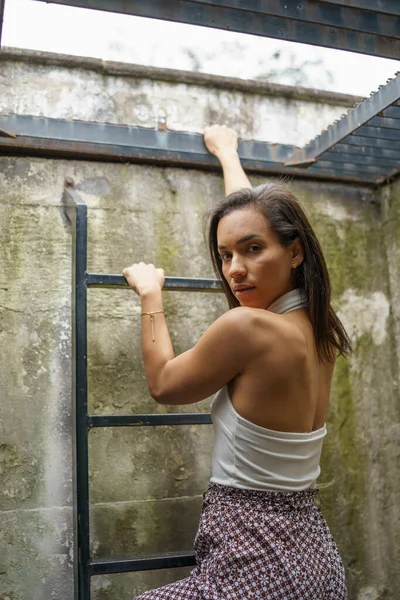 Climbing Stairs Basement Beautiful Young Brunette Woman Short Hair Daytime — Fotografia de Stock