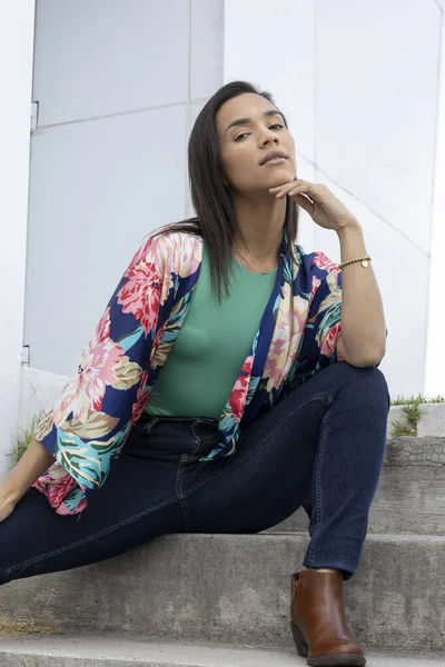 Posing Sitting Brunette Latin Woman Short Hair Young Model Lifestyle — Fotografia de Stock