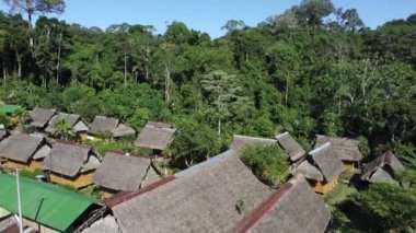 Kırsal kesimdeki bir köyün panoramik manzarası sazdan çatılı kulübeleri, duvar kağıtlarıyla çevrili kırsal ve geleneksel mimarisi