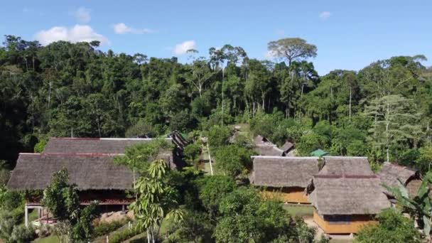 环绕着森林 乡村和带有小木屋 旅游胜地的传统建筑的农村地区一家宾馆的美丽全景 — 图库视频影像